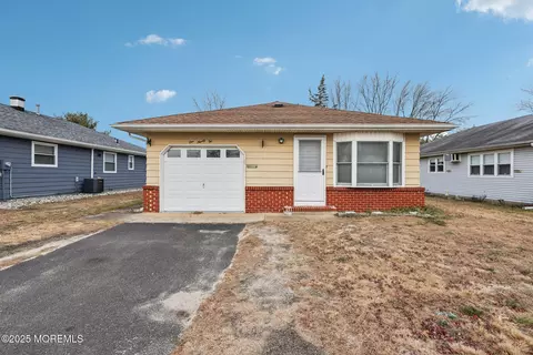 192 Charlotteville Dr S, Toms River, NJ 08757
