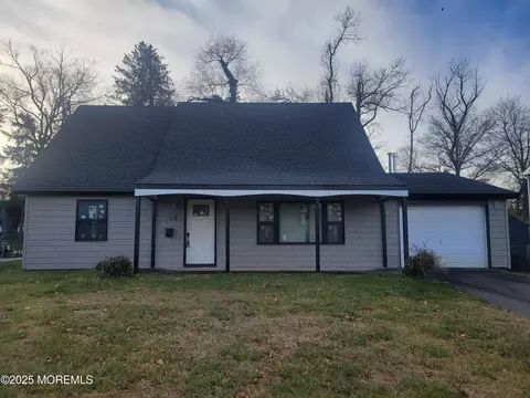 16 Fair Ln, Matawan, NJ 07747