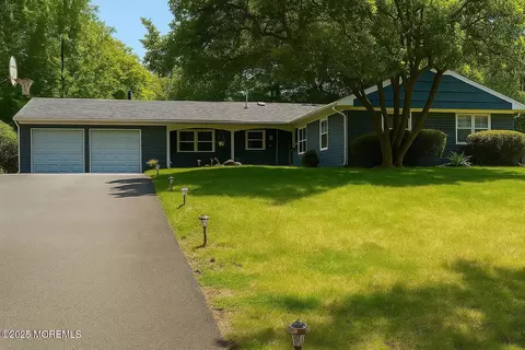 42 Livingston Ln, Manalapan, NJ 07726