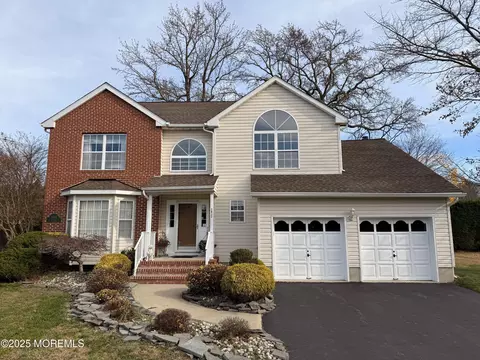 1811 Bellmore St, Oakhurst, NJ 07755