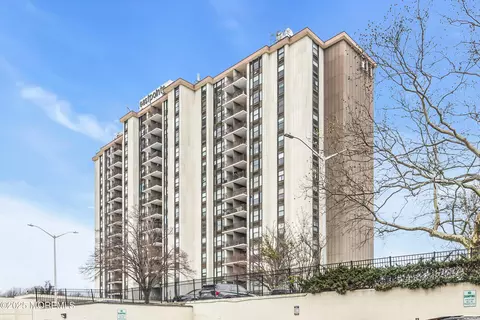 1 Scenic Dr #PH 11, Highlands, NJ 07732