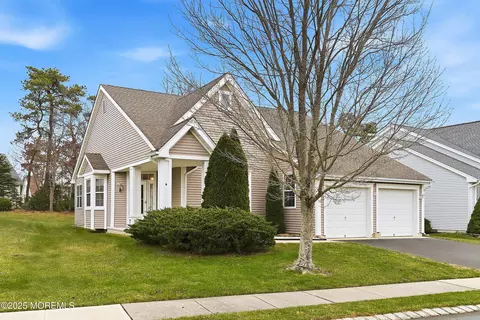 6 Swan Lake Ct, Barnegat, NJ 08005
