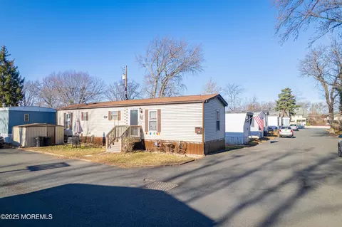 31 Sams Trailer Ct, Hazlet, NJ 07730