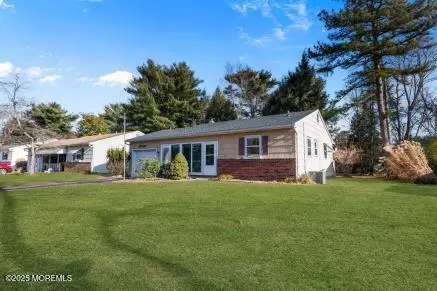 6 Stanford Dr, Toms River, NJ 08757