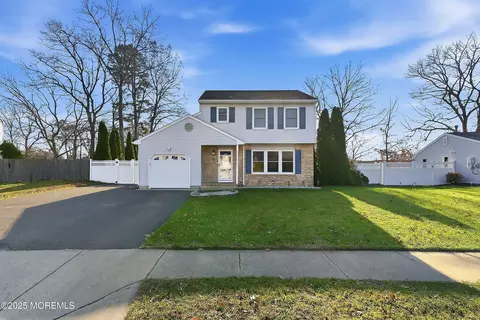 28 Bayberry Ct, Howell, NJ 07731