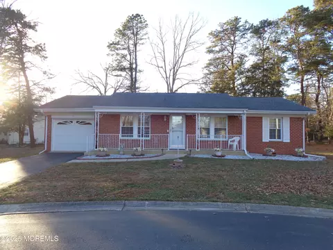 5 Mayflower Ct, Whiting, NJ 08759