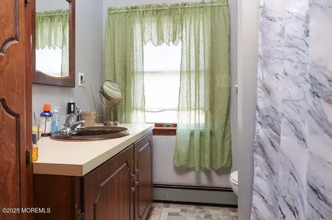 Bath - 47-49 Appleton Ave, Leonardo, NJ 07737 photo 2 of 3