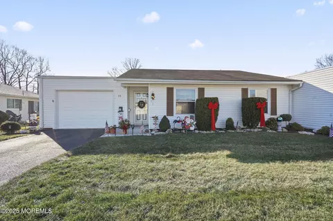 4 Aspen Plz #4A, Monroe, NJ 08831