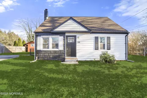 22 Oak Ridge Pkwy, Toms River, NJ 08755
