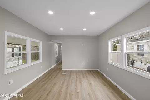 Living - 712 7th St, Jackson, NJ 08527 photo 1 of 1