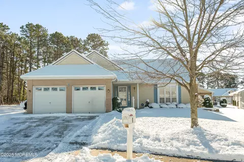 9 Westgate Ct, Toms River, NJ 08757