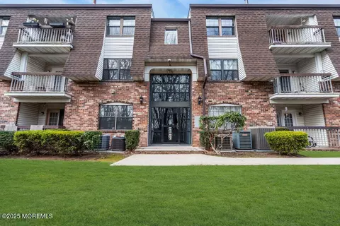603 Green Hollow Dr #603, Iselin, NJ 08830