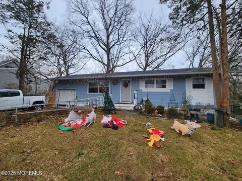 26 Oregon Ave, Jackson, NJ 08527