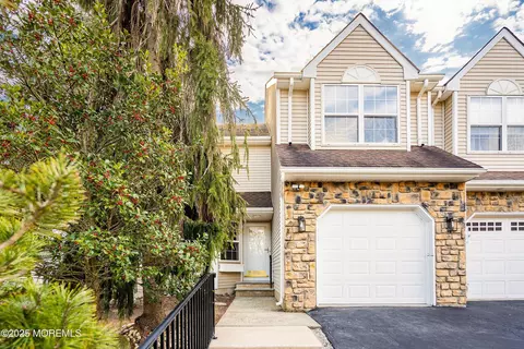 28 Tulip Ct, Howell, NJ 07731