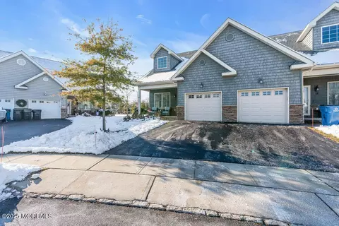17 Green Tree Cir, Hazlet, NJ 07730