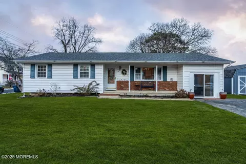 46 Bowline St, Beachwood, NJ 08722