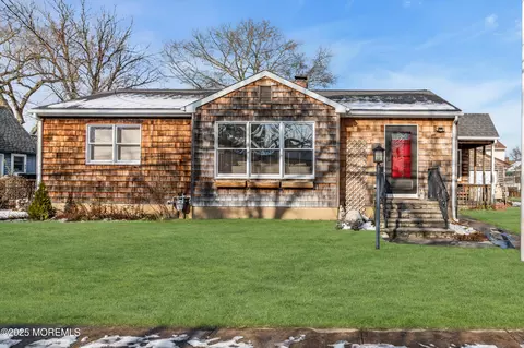 33 W Bayview Ave, Ocean Gate, NJ 08740