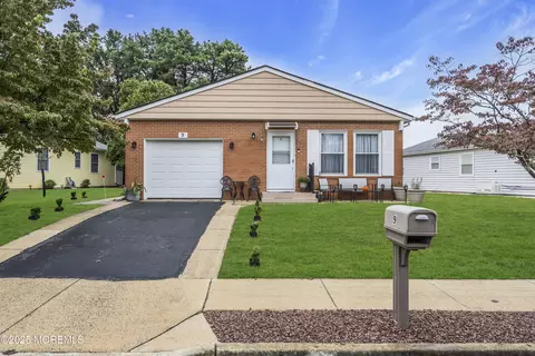 9 Morongo Ct, Toms River, NJ 08757