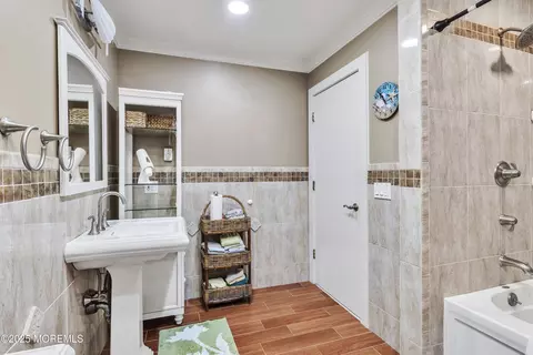 Bath - 721 Flagge Rd, Brick, NJ 08724 photo 3 of 5