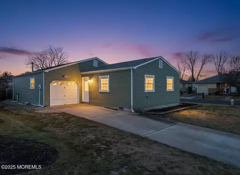 2 Seville Pl, Toms River, NJ 08757