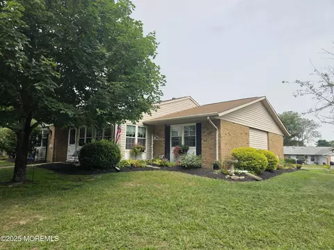 83 Cambridge Cir # B, Manchester, NJ 08759