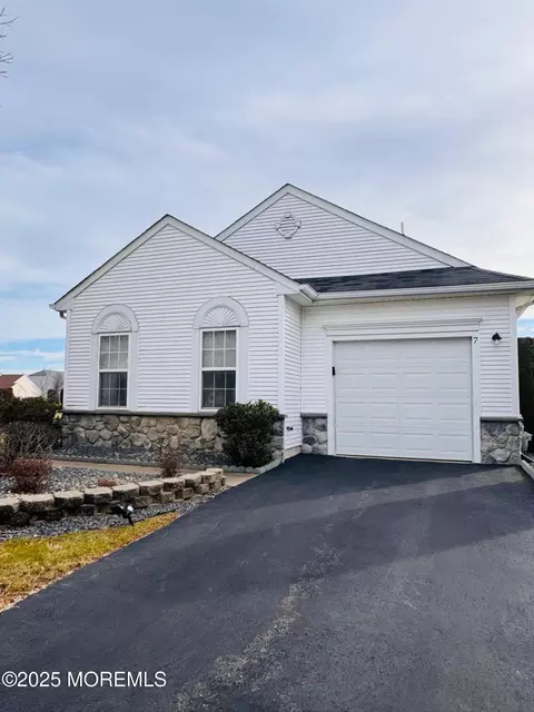 7 Chaminox Ct, Manchester, NJ 08759