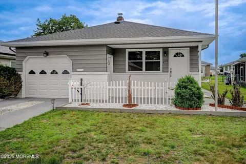 426 Saint Thomas Dr N, Toms River, NJ 08757