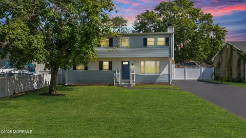 573 Sumner Ave, Belford, NJ 07718