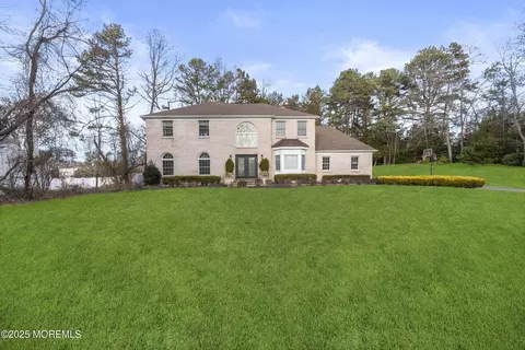 5 Overlook Dr, Jackson, NJ 08527