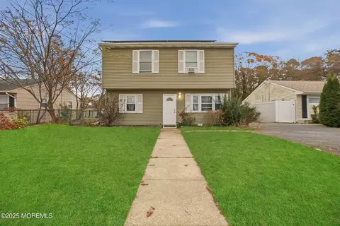537 Holly Village Ln, Toms River, NJ 08753