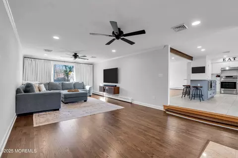 Living - 520 Windsor St, Forked River, NJ 08731 photo 2 of 3