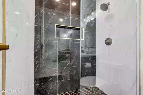 Bath - 520 Windsor St, Forked River, NJ 08731 photo 4 of 5