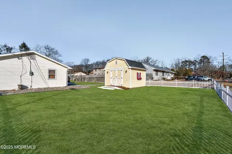 Exterior - 520 Windsor St, Forked River, NJ 08731 photo 4 of 9