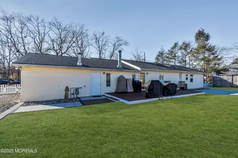 Exterior - 520 Windsor St, Forked River, NJ 08731 photo 6 of 9