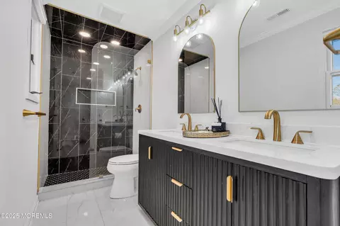 Bath - 520 Windsor St, Forked River, NJ 08731 photo 2 of 5