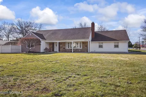 2 Varnum Ln, Manalapan, NJ 07726