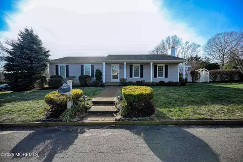 539 Summit Dr, Point Pleasant, NJ 08742