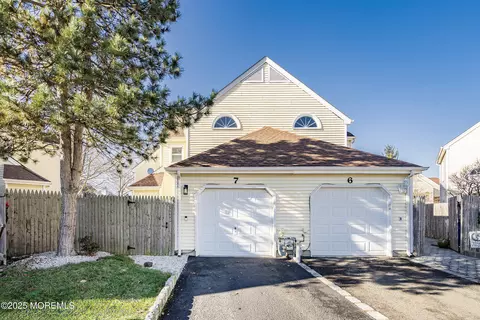 7 Longfellow Ct, Freehold, NJ 07728