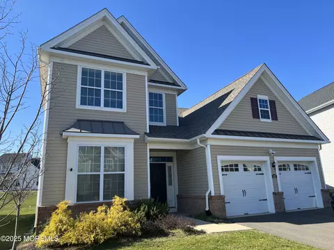 27 Flagstone Ct, Freehold, NJ 07728