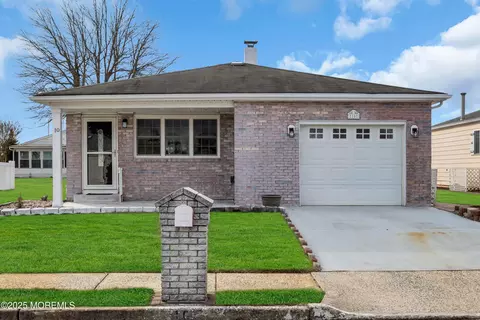 10 Aztec Ct, Toms River, NJ 08757