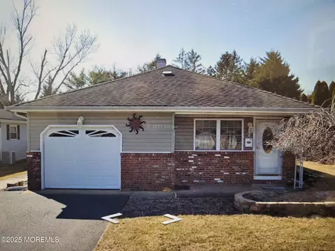 7 Le Lamentin Dr, Toms River, NJ 08757