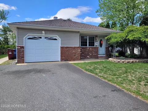 7 Le Lamentin Dr, Toms River, NJ 08757
