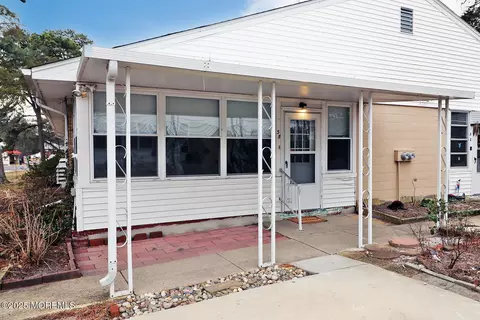 5 Valley Stream Dr #B, Whiting, NJ 08759
