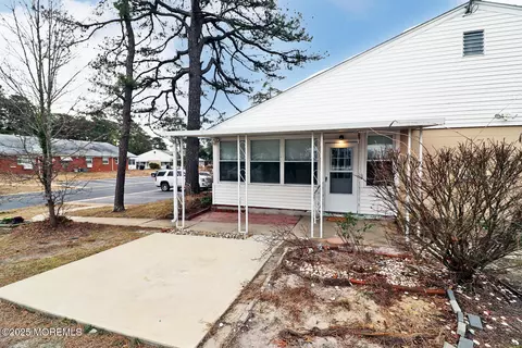 Exterior - 5 Valley Stream Dr #B, Whiting, NJ 08759 photo 2 of 5