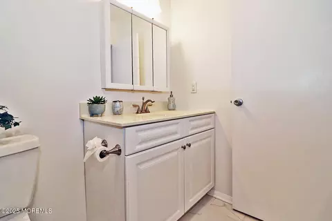 Bath - 5 Valley Stream Dr #B, Whiting, NJ 08759 photo 3 of 4