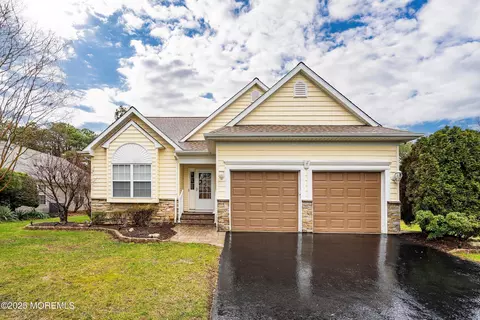 9 Rosewood Dr, Lakewood, NJ 08701