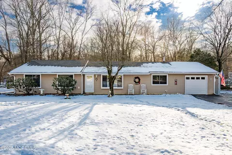 160 Glendale Dr, Freehold, NJ 07728