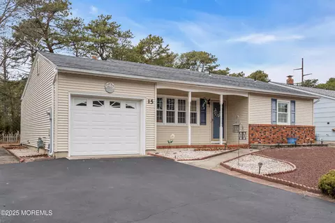 15 Brookfield Ct, Toms River, NJ 08757