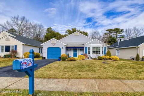 16 Deer Run Ln, Brick, NJ 08724