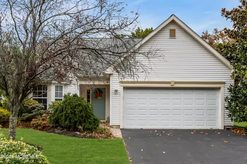 27 Strawberry Ln, Lakewood, NJ 08701